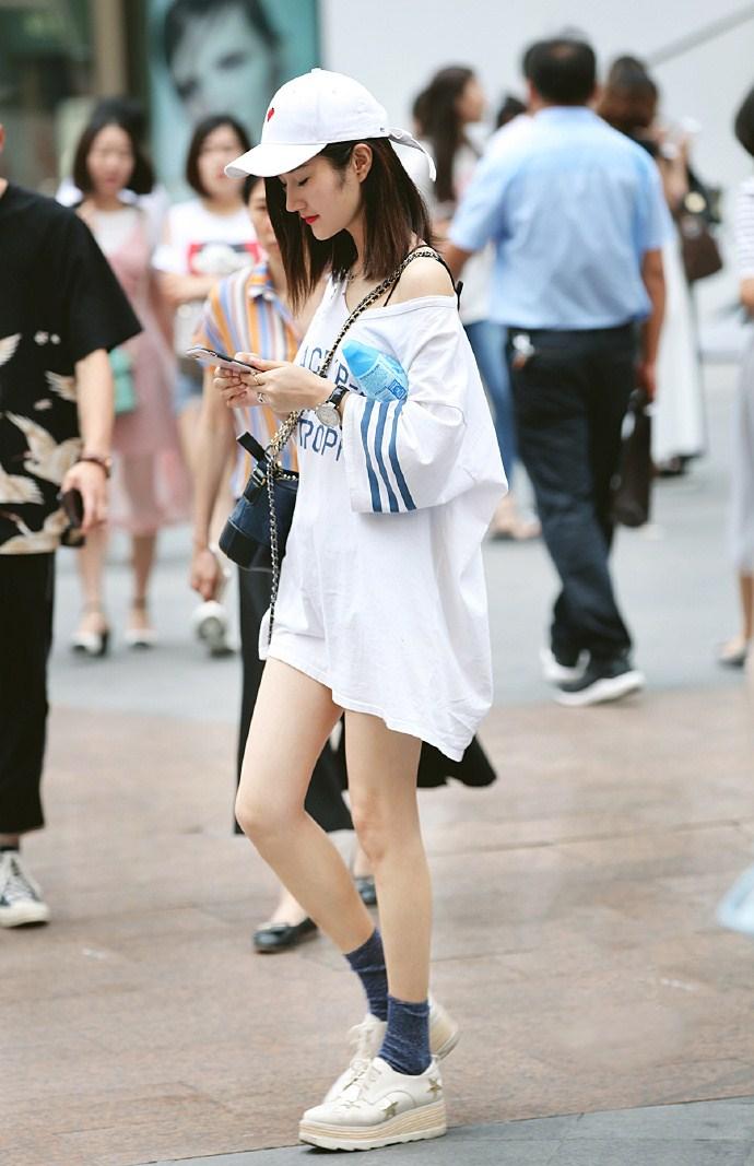 街拍美女:小姐姐穿着一件长t恤,这搭配应该是受小女生喜欢的吧