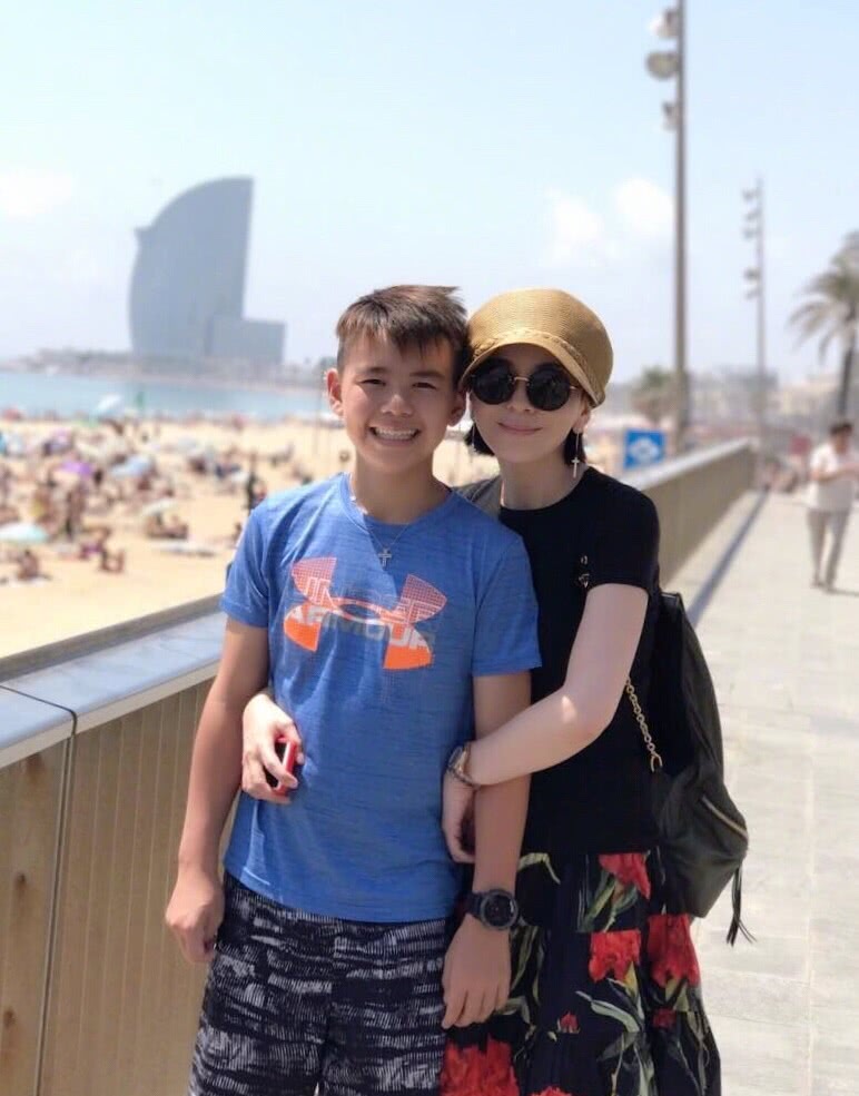 雪姨王琳晒儿子帅气西服照,网友却直呼牙太出镜!