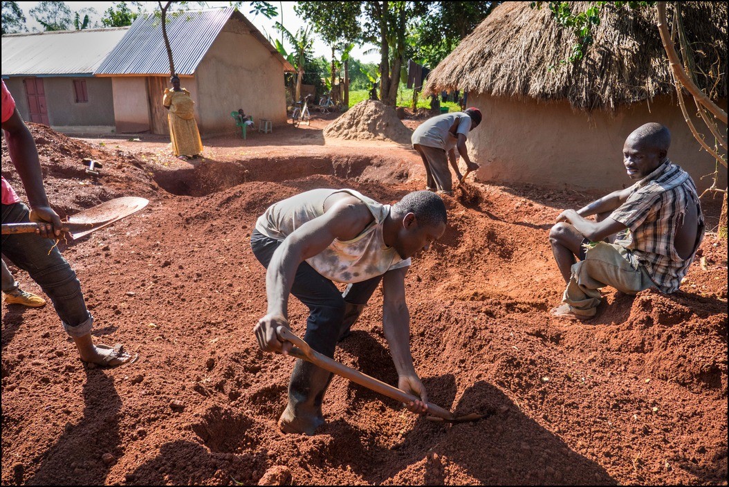 非洲淘金人:要么挖要么饿死,要么努力地工作!