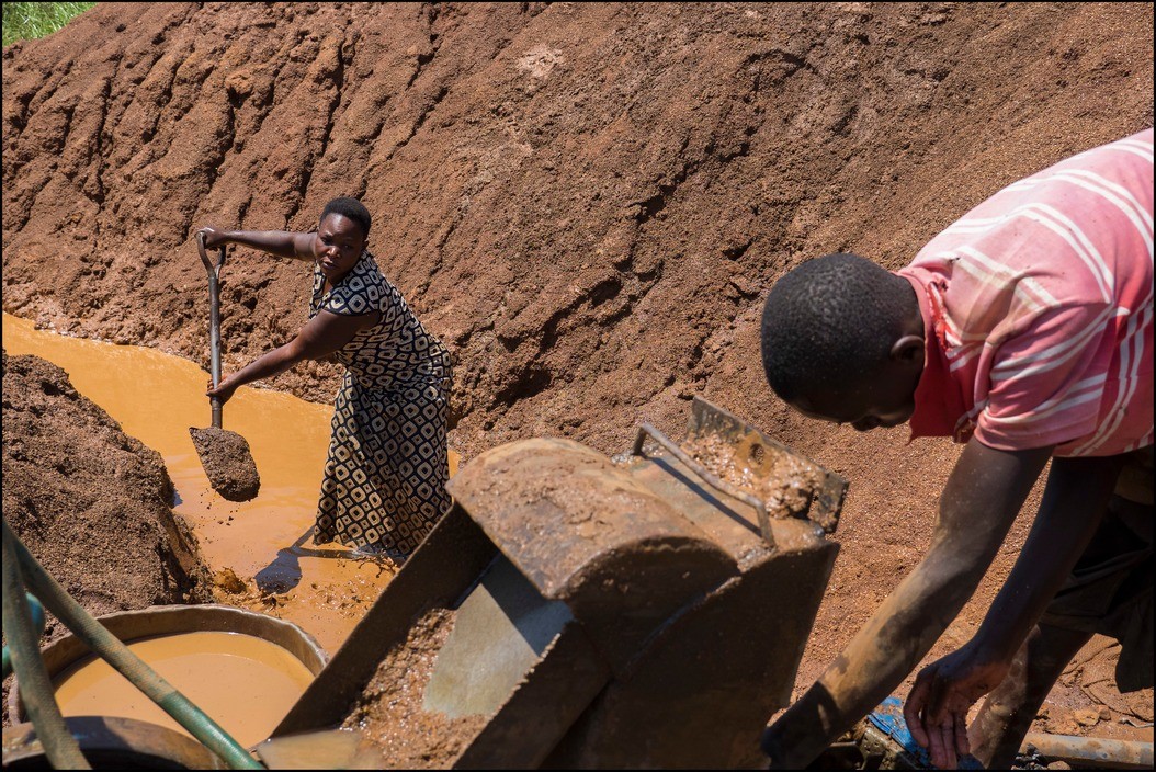 非洲金矿开采商经常被剥削,但这并不是他们的选择,要么是挖,要么是