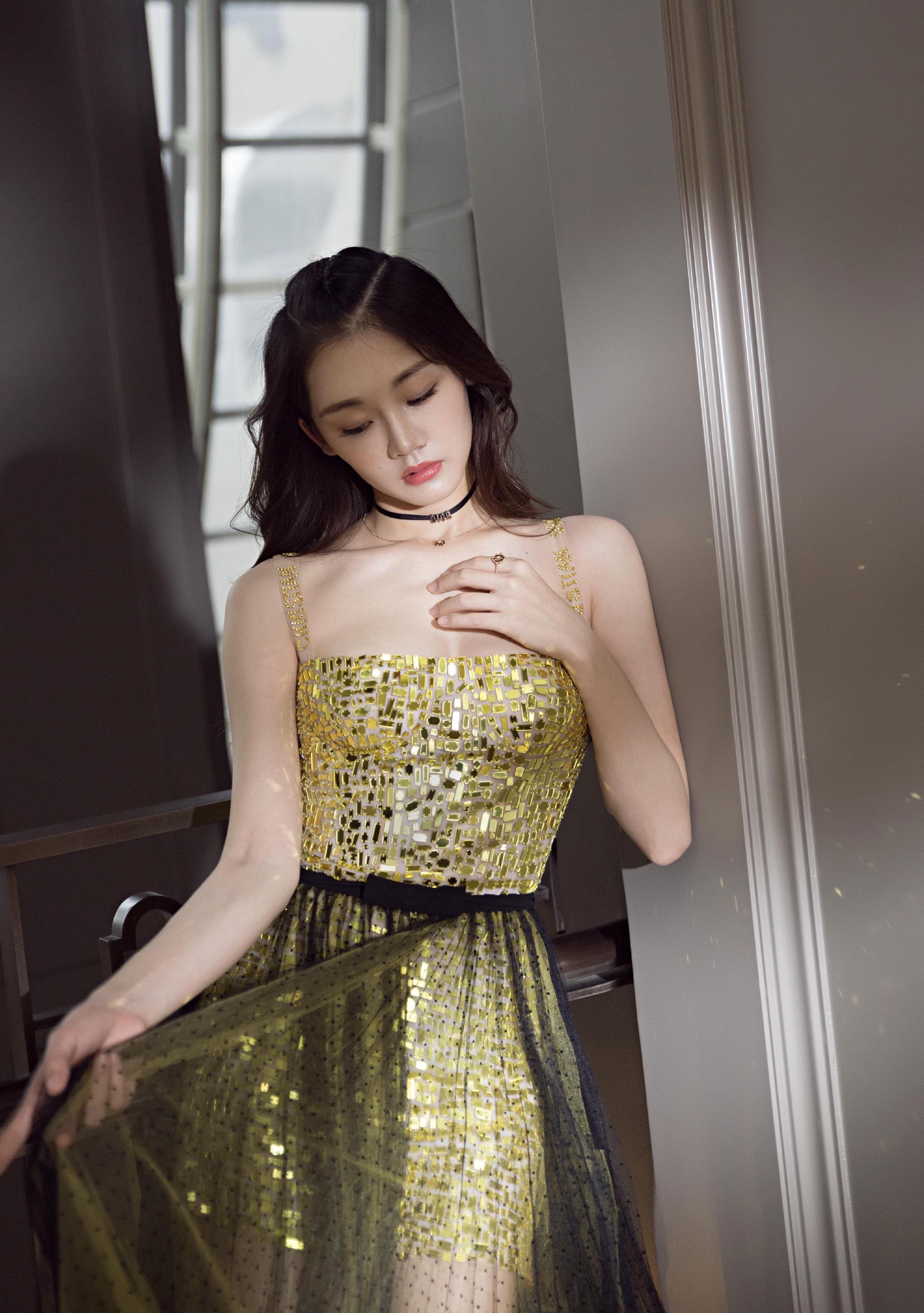 被说气质很好的苗苗,穿上金色的礼服还是让人吐槽了