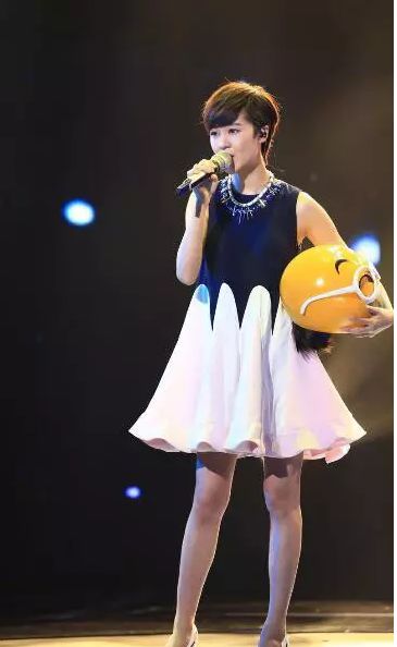 张韶涵等同台比赛追逐名次,也依然无比自信,不怯场,一首《飞鸟与鱼》