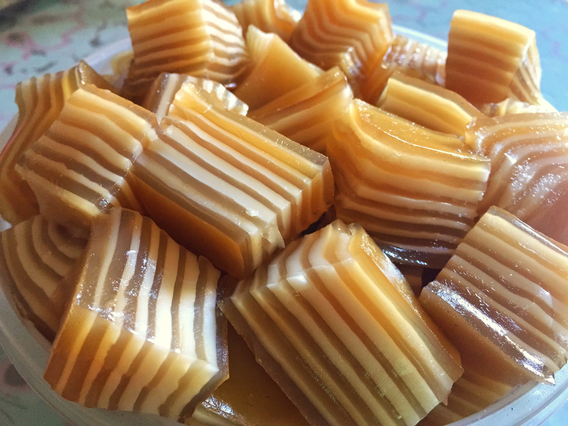 爽滑q弹的椰汁千层糕,在家也能做,吃前冰一冰,口感会更棒!