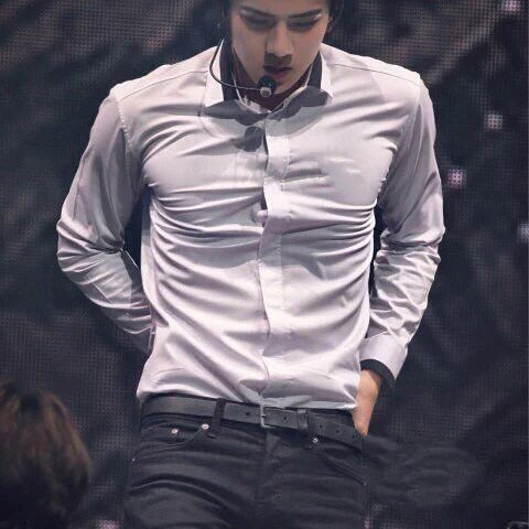 exo吴世勋穿破纽扣呼之而出的胸肌 这是篇肉感满满的分享