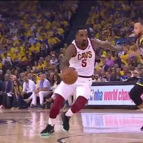 JR史密斯罚球时,现场高喊MVP…,勇士主场球迷