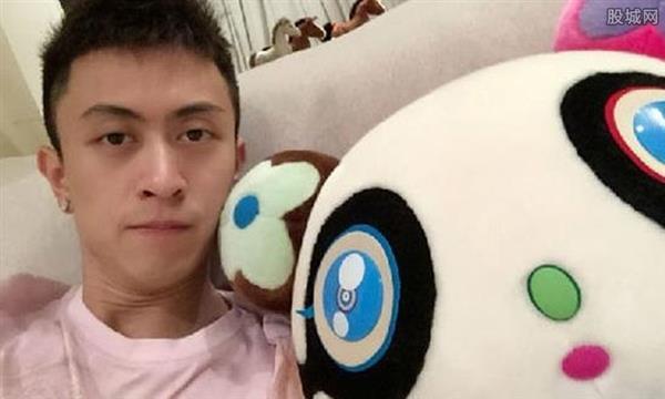 结果韦雪拿了钱到美国偷偷生下了孩子,没办法秦奋喜当爹,现在孩子已经