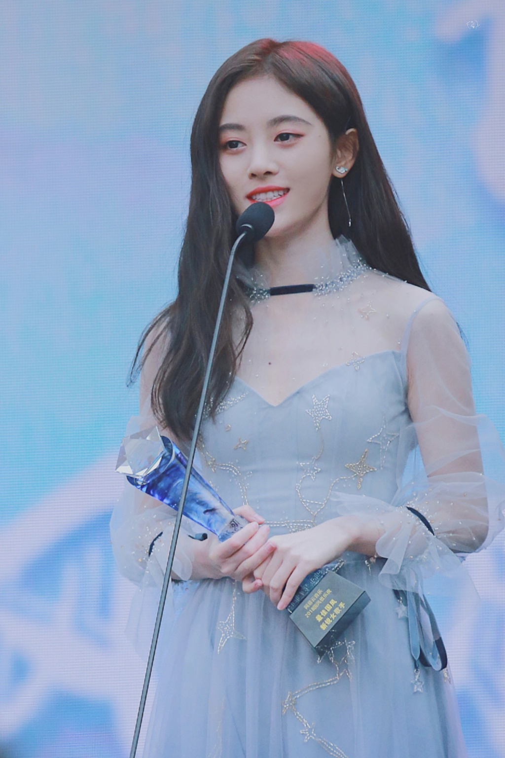 鞠婧祎天蓝色纱裙是那个美丽的小仙女