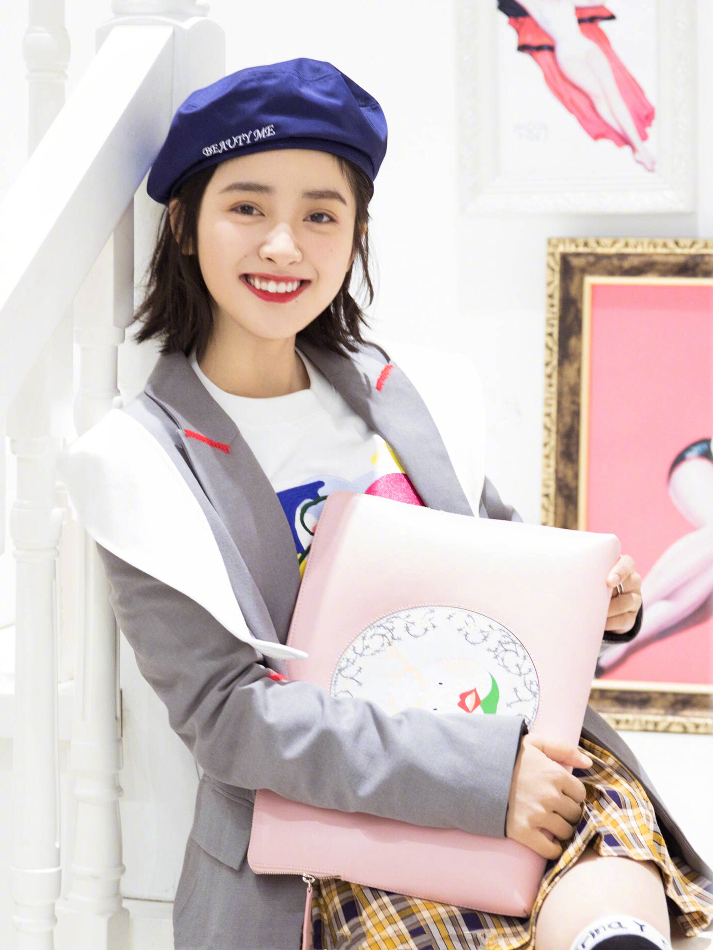 沈月一组时尚写真,作为新生代校花日系少女,清纯短发加上露齿笑