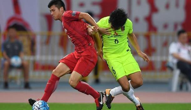 作为一名非常有天赋的锋线球员,李圣龙延续了他父亲的强大足球基因.