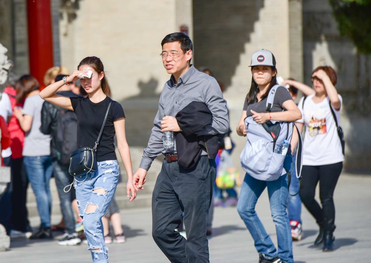 西安气温破30 街头行人衣着已如夏天