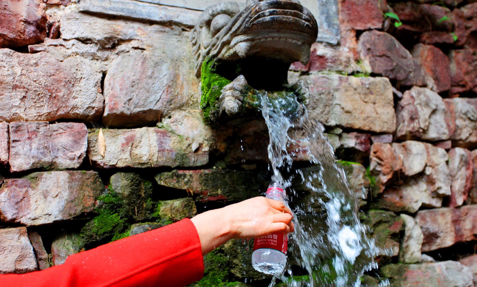 古寺后山藏"神水" 据说功效神奇又强大