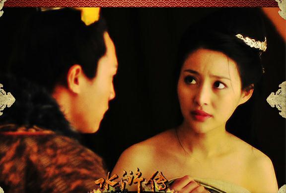 宋江一时拿不出,阎婆惜不依不饶,毕竟心里只有张三,因此百般戏弄宋江