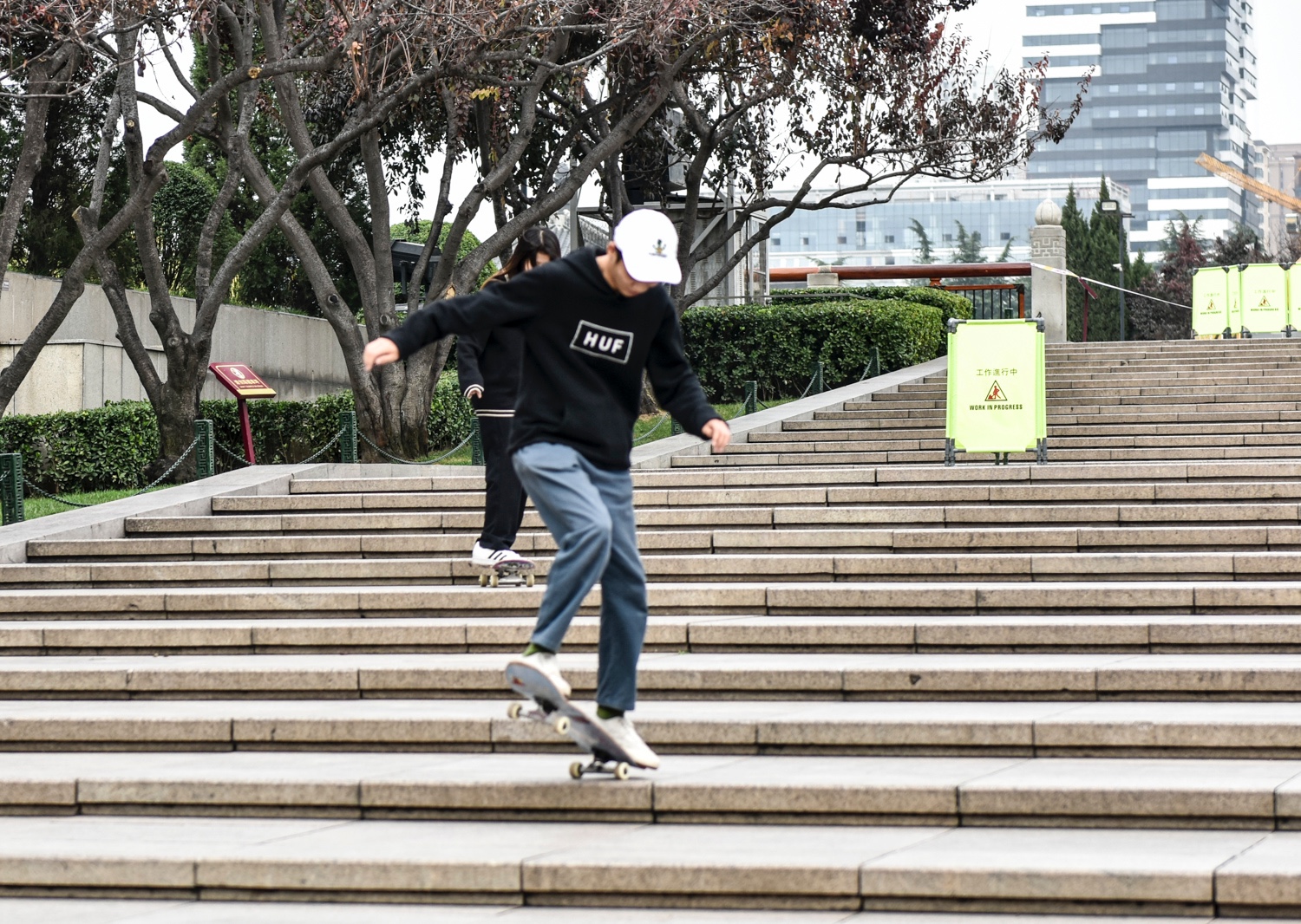 西安大雁塔景区 年轻人踩滑板下楼梯