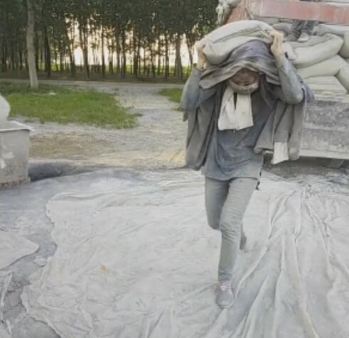 90后美女每天扛50吨水泥,背后的故事原来这么心酸