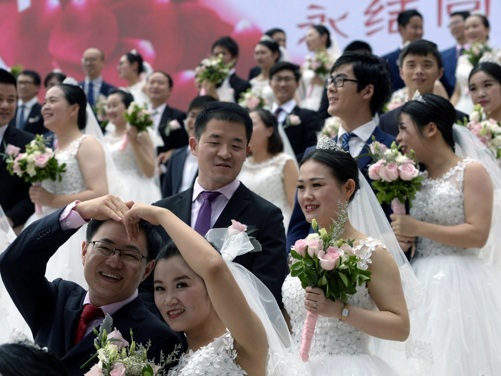 杭州举办108对职工集体婚礼 集体接吻画面抢镜