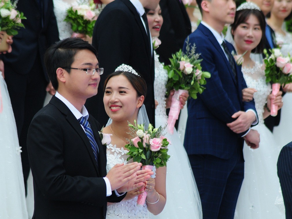 杭州举办108对职工集体婚礼 集体接吻画面抢镜