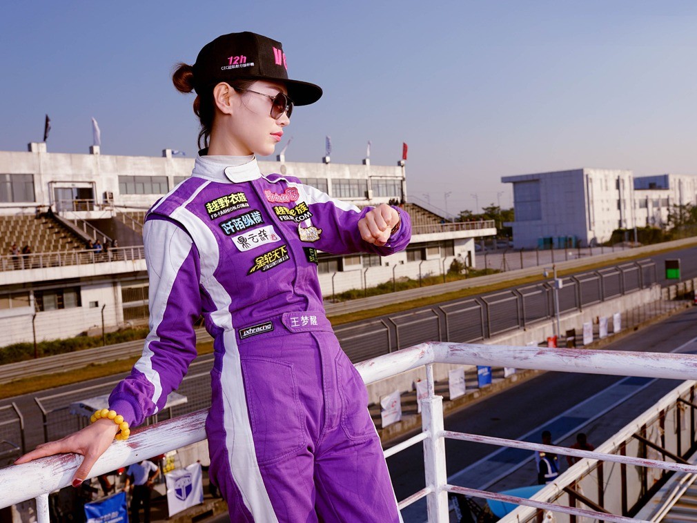 高颜值美女赛车手 美丽与刺激并存