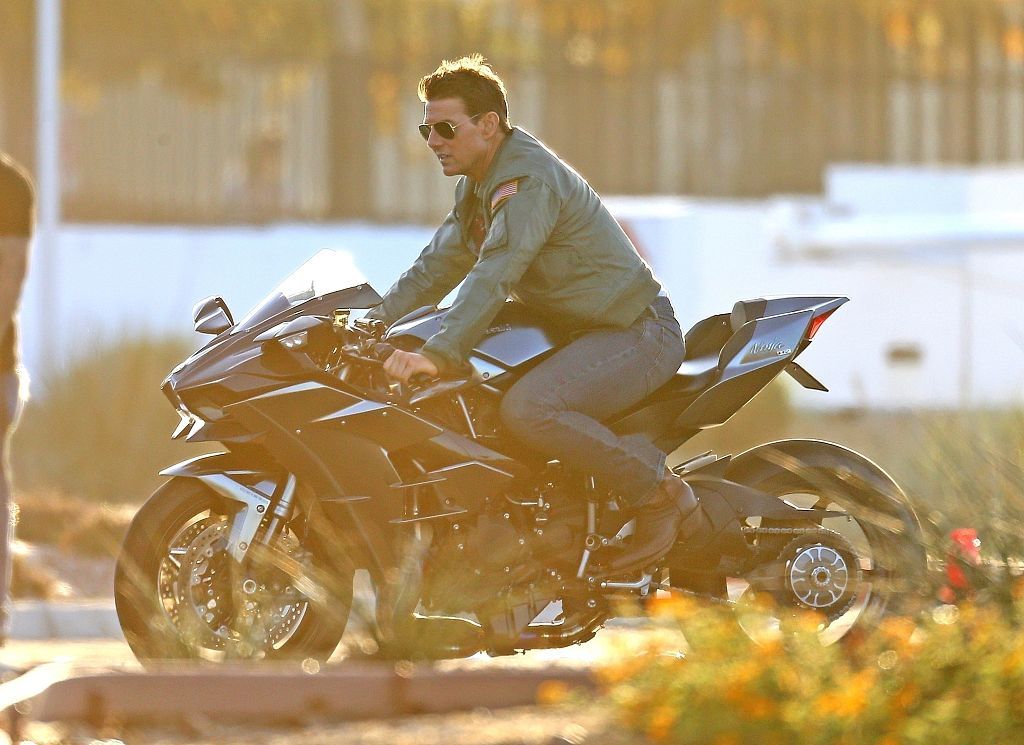 阿汤哥壮志凌云2片场提裤凸肚显不羁穿飞行员夹克骑机车荷尔