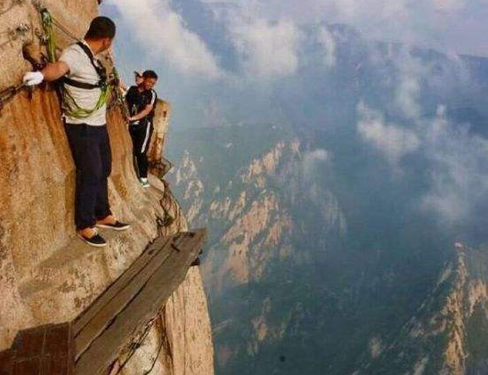 华山栈道男子跳崖轻生,过程被拍摄了下来,结果引人深思