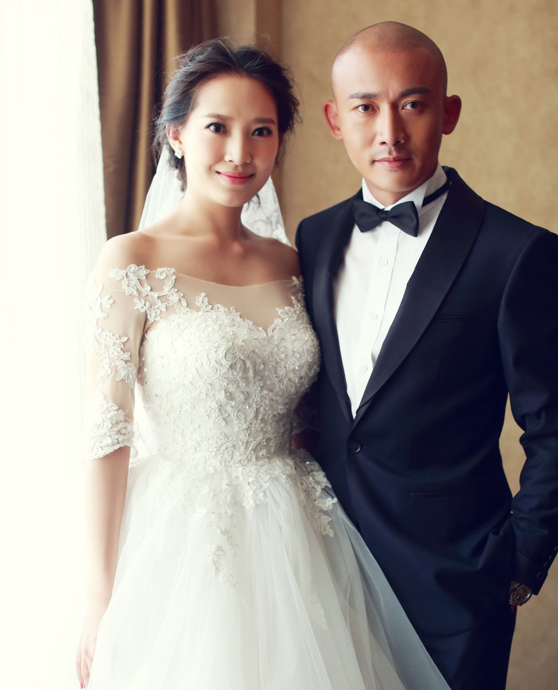 聂远与妻子机场合体,秦子越清新打扮很减龄,素颜下的她惊艳了