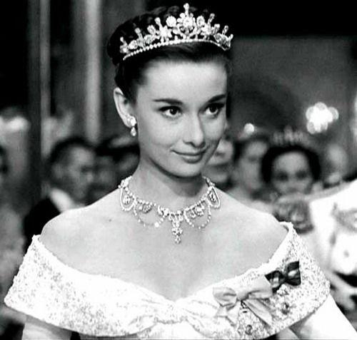 同样是戴王冠,赵丽颖气质总胜几分,原来她和赫本有一个最相似点