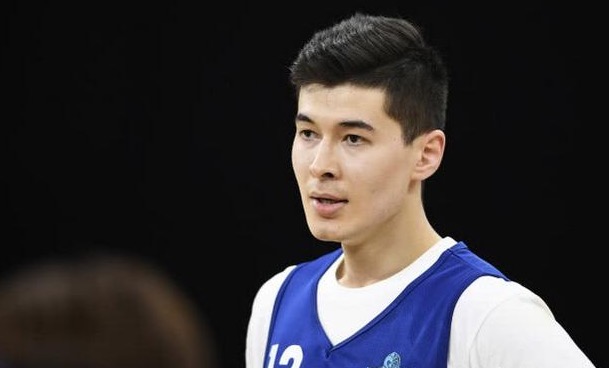 阿不都沙拉木深夜发文,球迷却告诫:远离娱乐,篮球才是立身之本