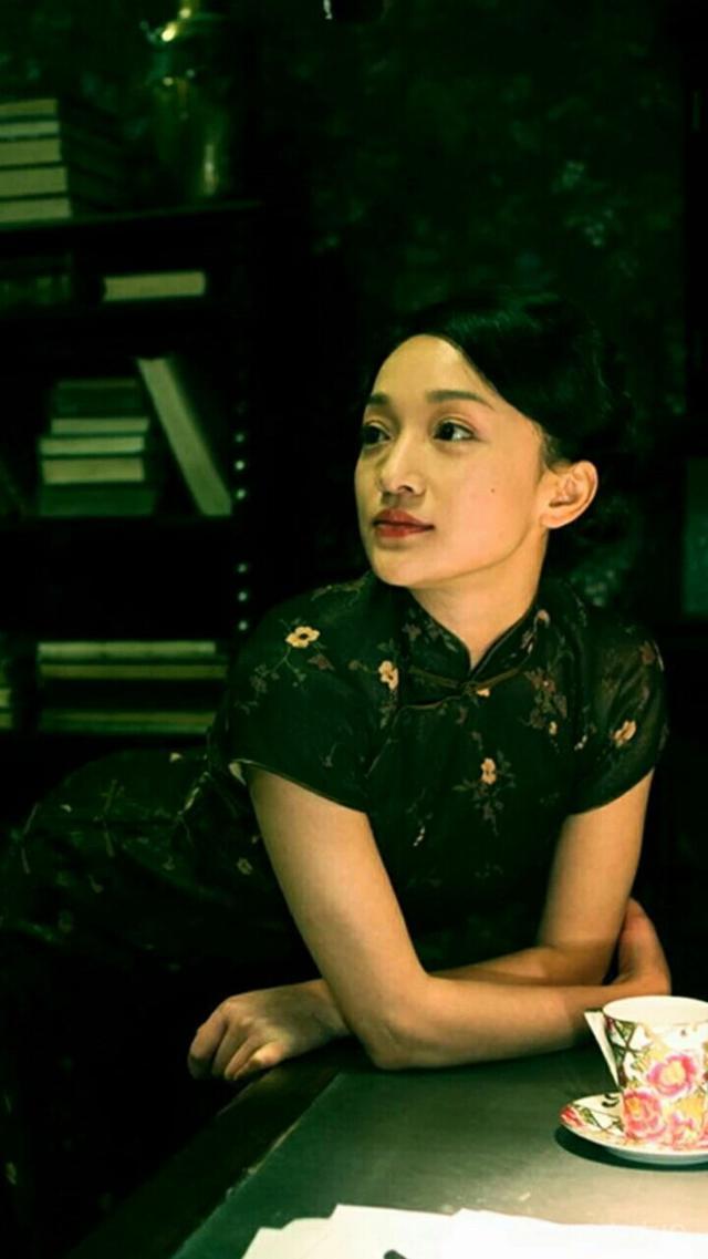 被狂吐槽《如懿传》的周迅丑,那是你不知道她穿旗袍有多美!