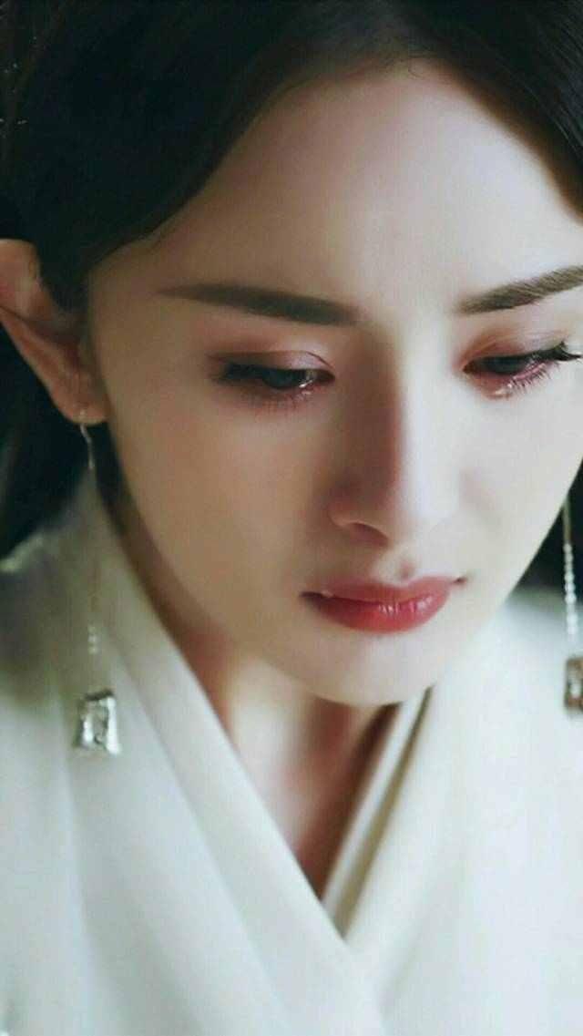 古装美人落泪,刘亦菲唯美,杨幂凄美,而她却是典型的白莲花!