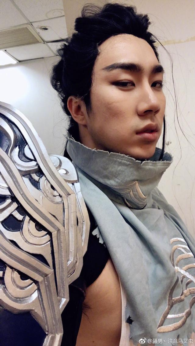 骚男cos的亚索 网友:天啊,是真的丑啊