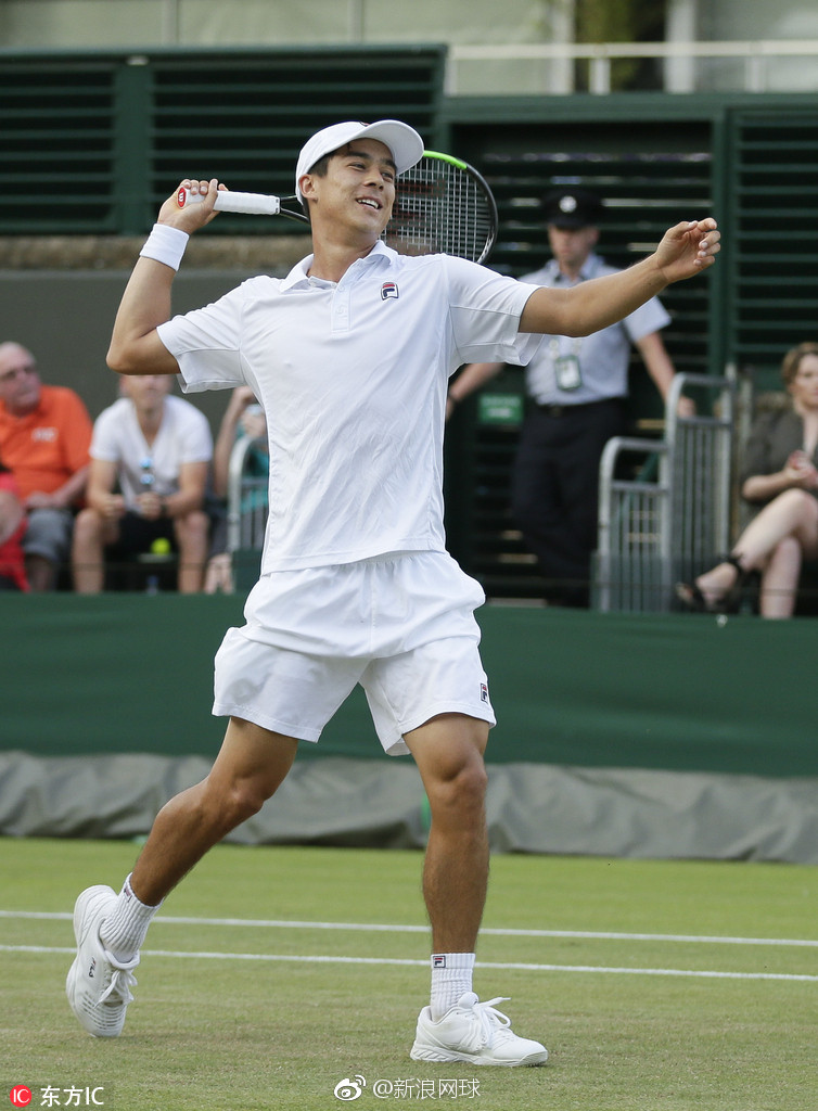 1995年出生的美国华裔新星麦克唐纳德以6-4/6-4/7-6(8)力克上轮挑落西