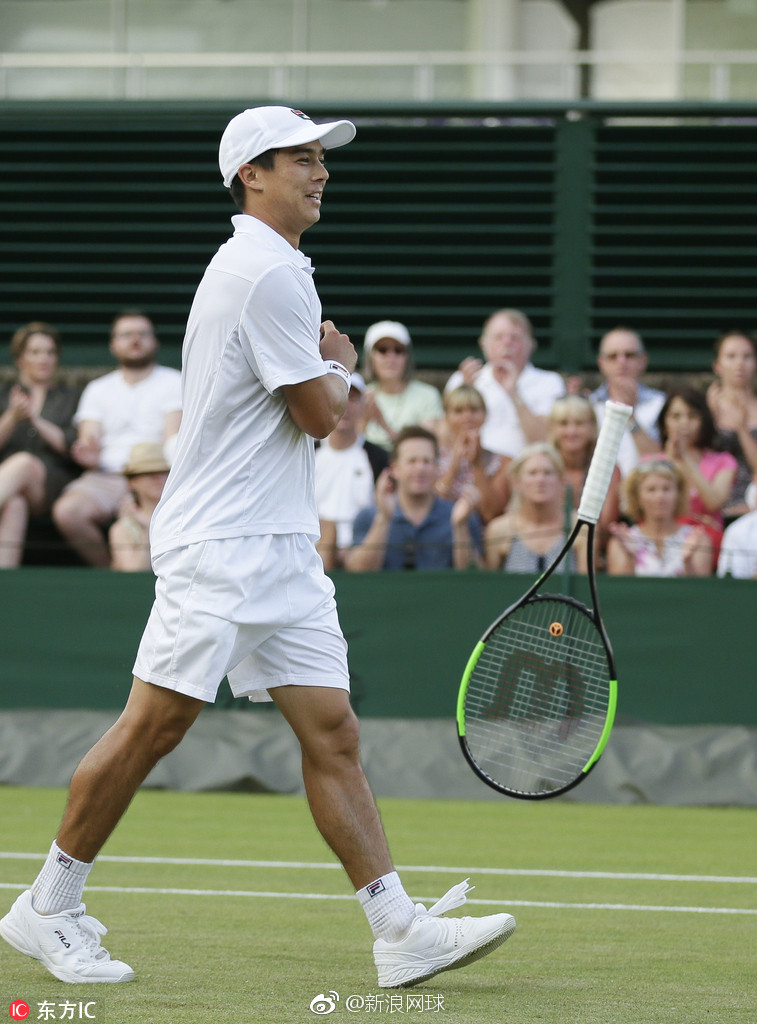 1995年出生的美国华裔新星麦克唐纳德以6-4/6-4/7-6(8)力克上轮挑落西