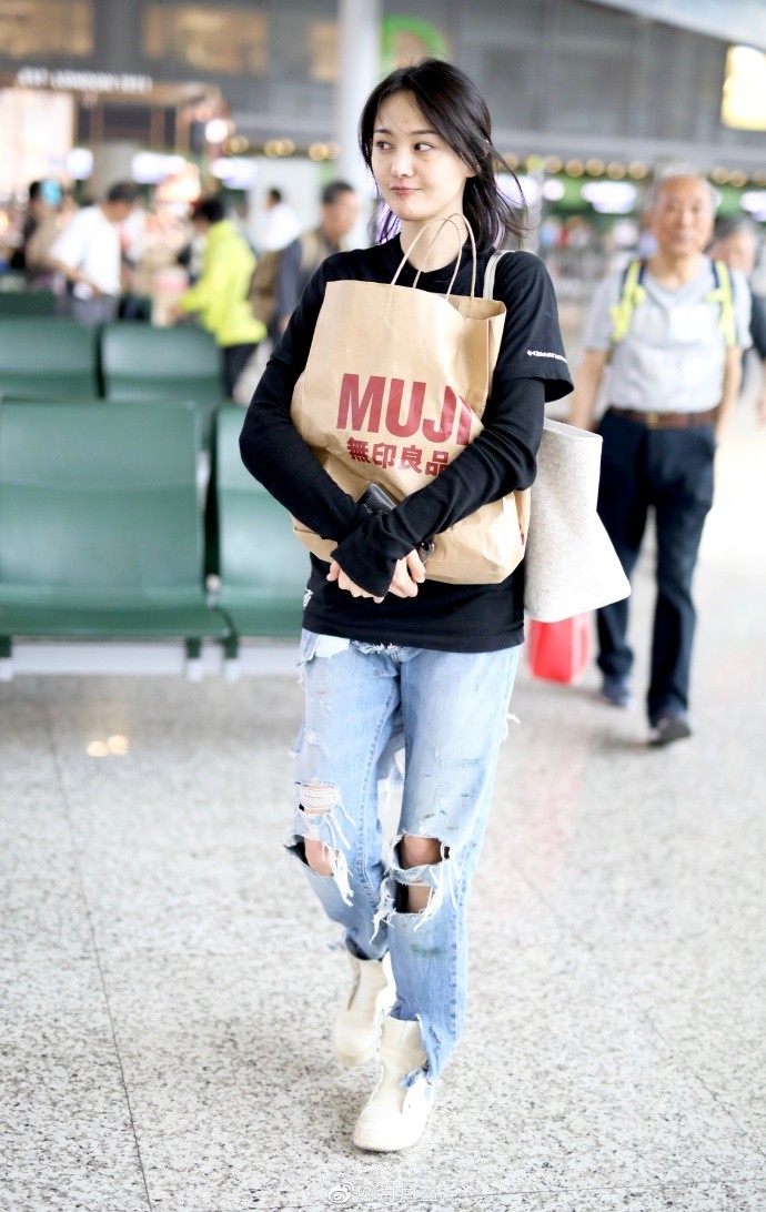 郑爽穿黑色卫衣搭配浅蓝色破洞牛仔裤现身机场,素颜出镜笑容灿烂_新浪