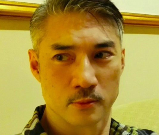他是tvb的"御用前任",因被传出柜转行卖保险,如今淡出无人识