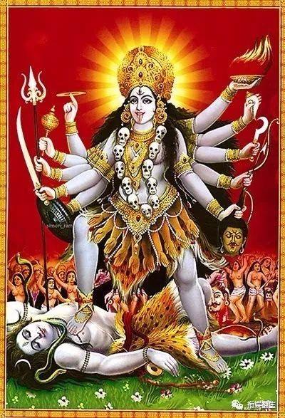 那是印度教徒信奉的迦梨女神,她是三大神之一湿婆大神的妻子--雪山