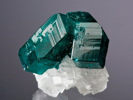 祖母绿色的矿物:透视石dioptase,是一种含水的铜硅酸盐