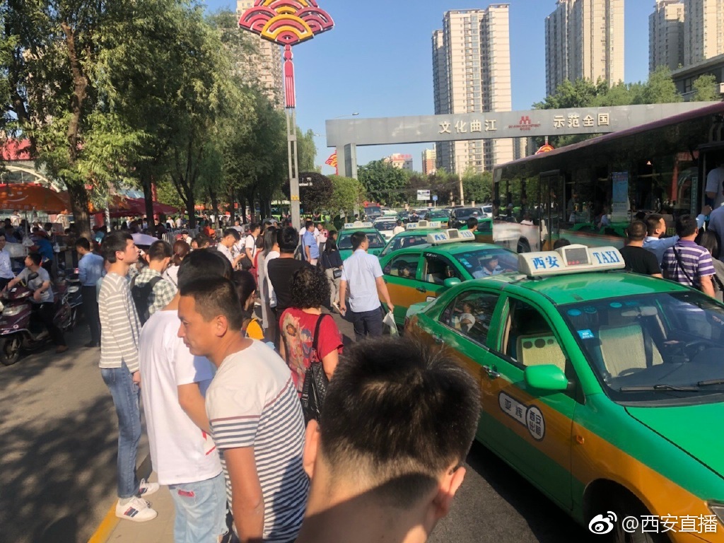 上班早高峰地铁口被拼座的出租车占满