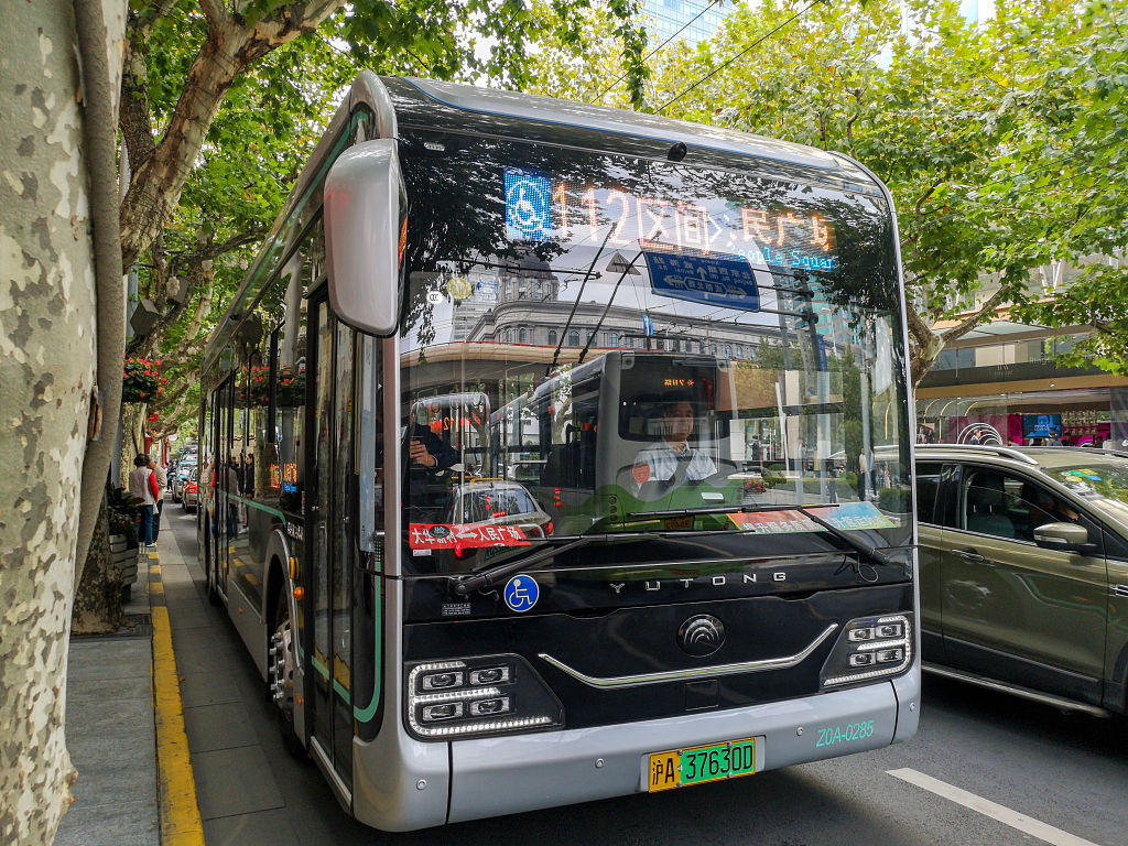 10月31日一款纯电动公交车近日开始在上海街头投入运营