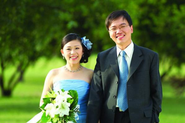 我的父母不断竭力反对,全部亲戚都不看好这段婚姻,由于单不说他离过婚