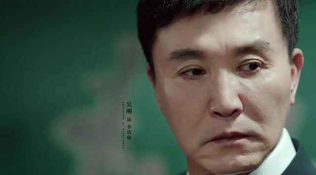 他仅靠着一张没有表情的面瘫脸,就征服了观众的演员