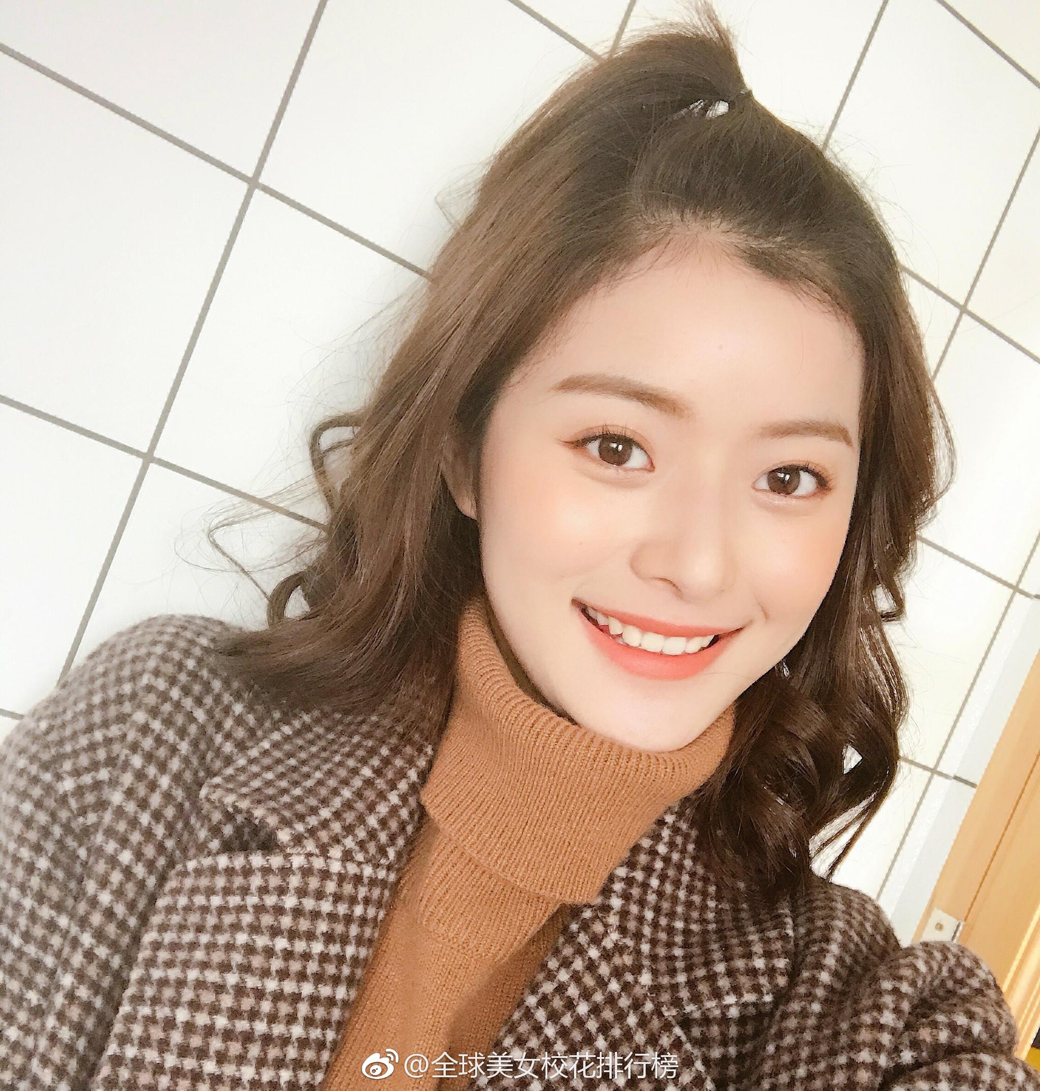 乔璇 就读浙江经济职业技术学院 身高173cm 双子座 喜欢拍照 遛狗 来