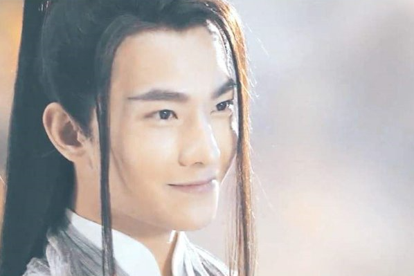 杨洋的眉毛,刘亦菲的假发,盛一伦的女装,她的蕾丝面具有点吓人