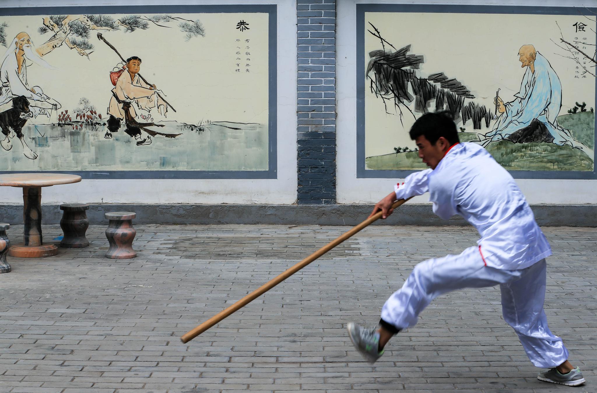 秦安县这位貌不惊人的耄耋老人,他的壳子棍法可是横扫过大江南北