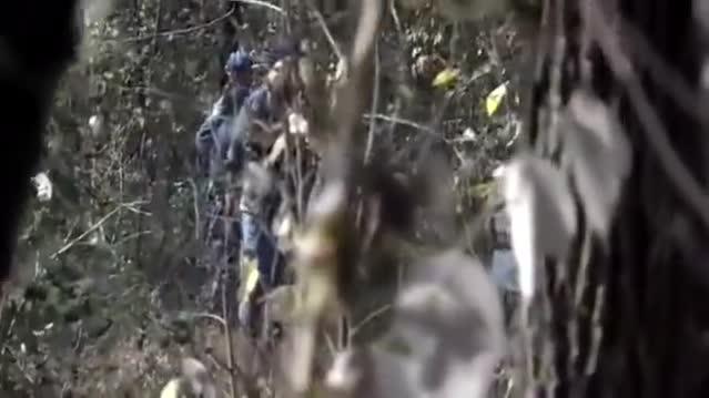 鬼子战壕里正吃着饭突然跳进来一个八路军小鬼