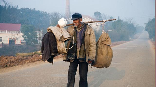 肉贩给流浪老头施肉, 媳妇生孩难产的时候, 死去的老头来了