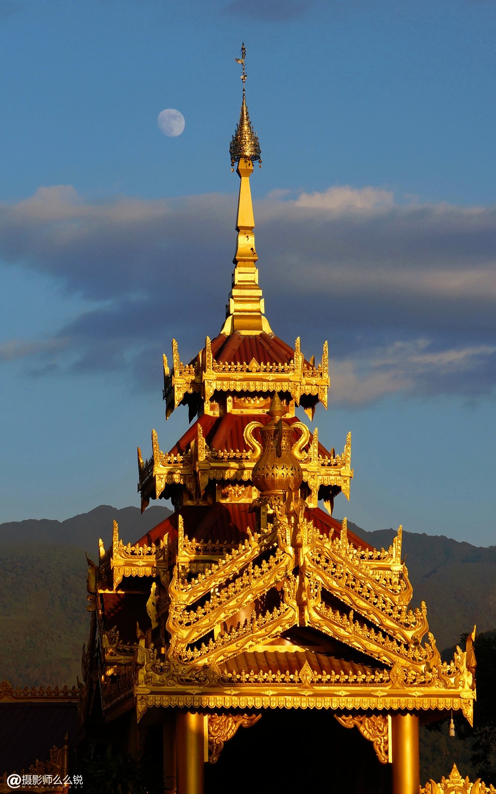 中国第一金佛塔亚洲第一空心佛塔勐焕大金塔