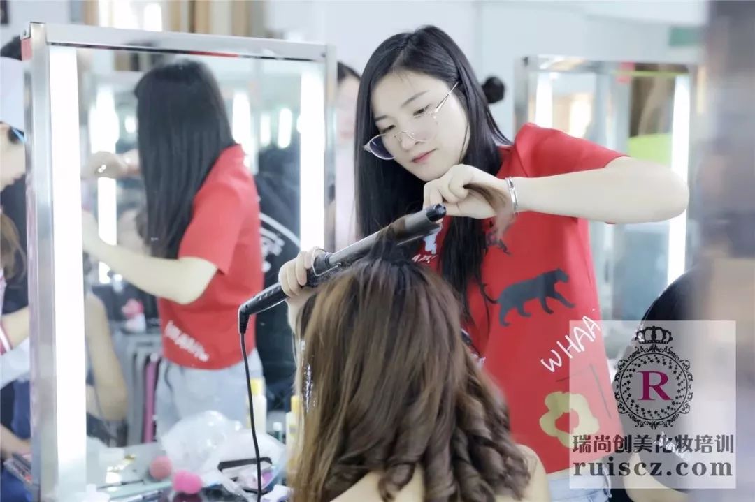 国家认可的美容师资格证,对化妆师来说,意味着