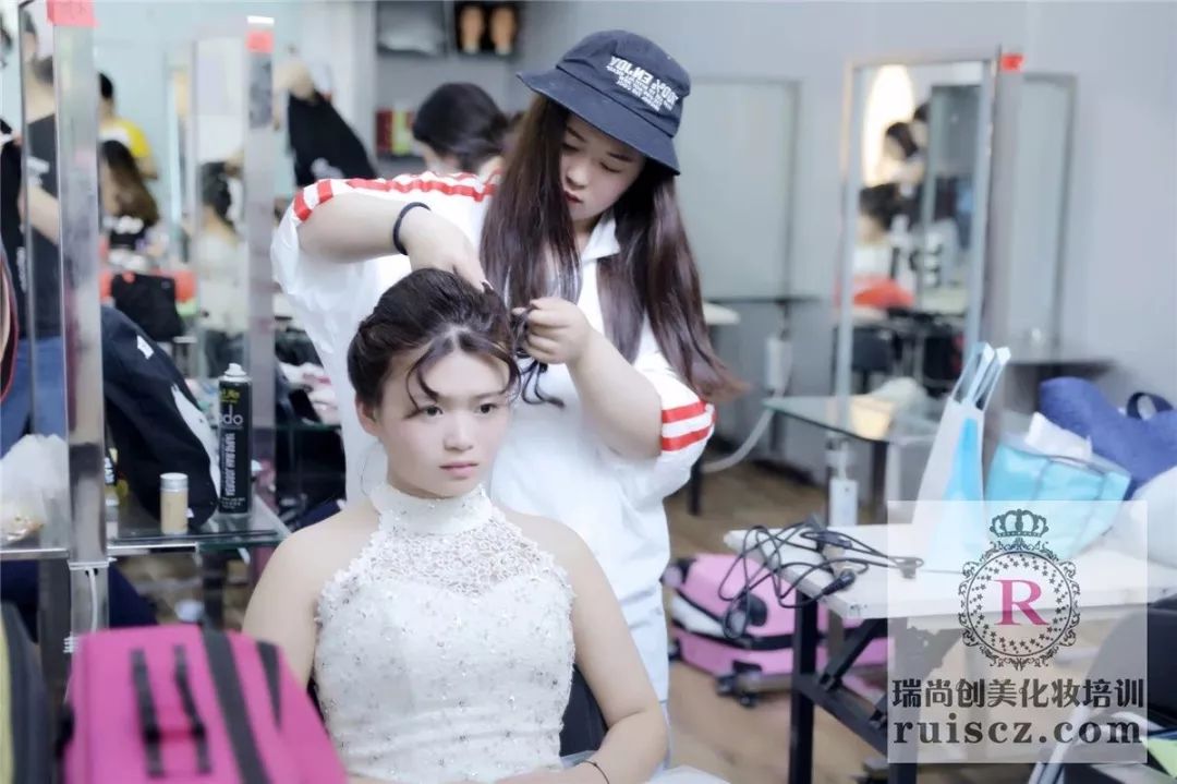 国家认可的美容师资格证,对化妆师来说,意味着