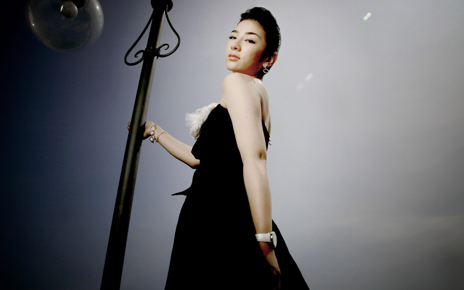 和第一任丈夫闪婚又闪离,后来嫁给富二代,却惨遭丈夫家暴