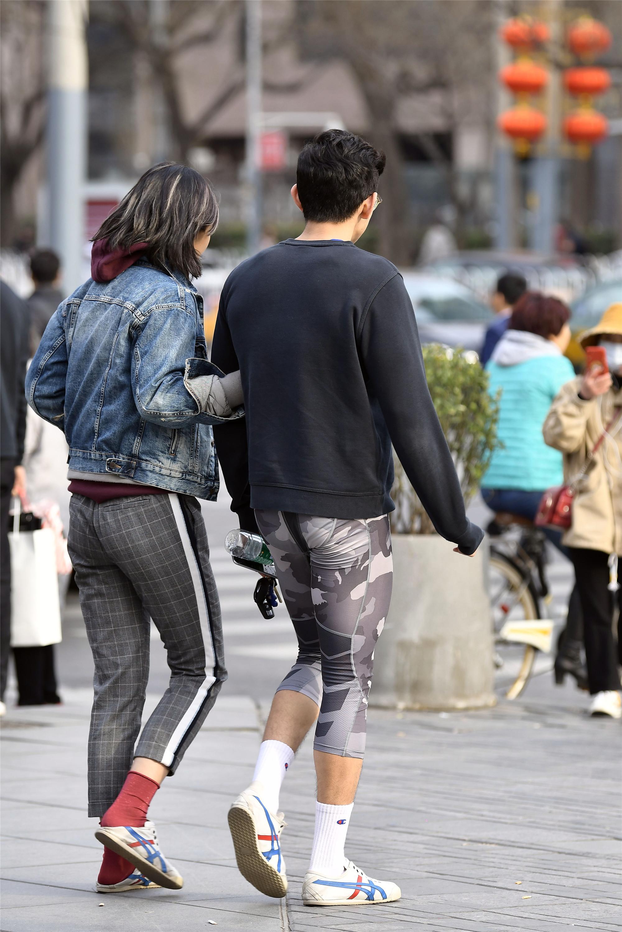 一位小伙子穿着瑜伽裤和自己的女友出行这样会不会有点尴尬