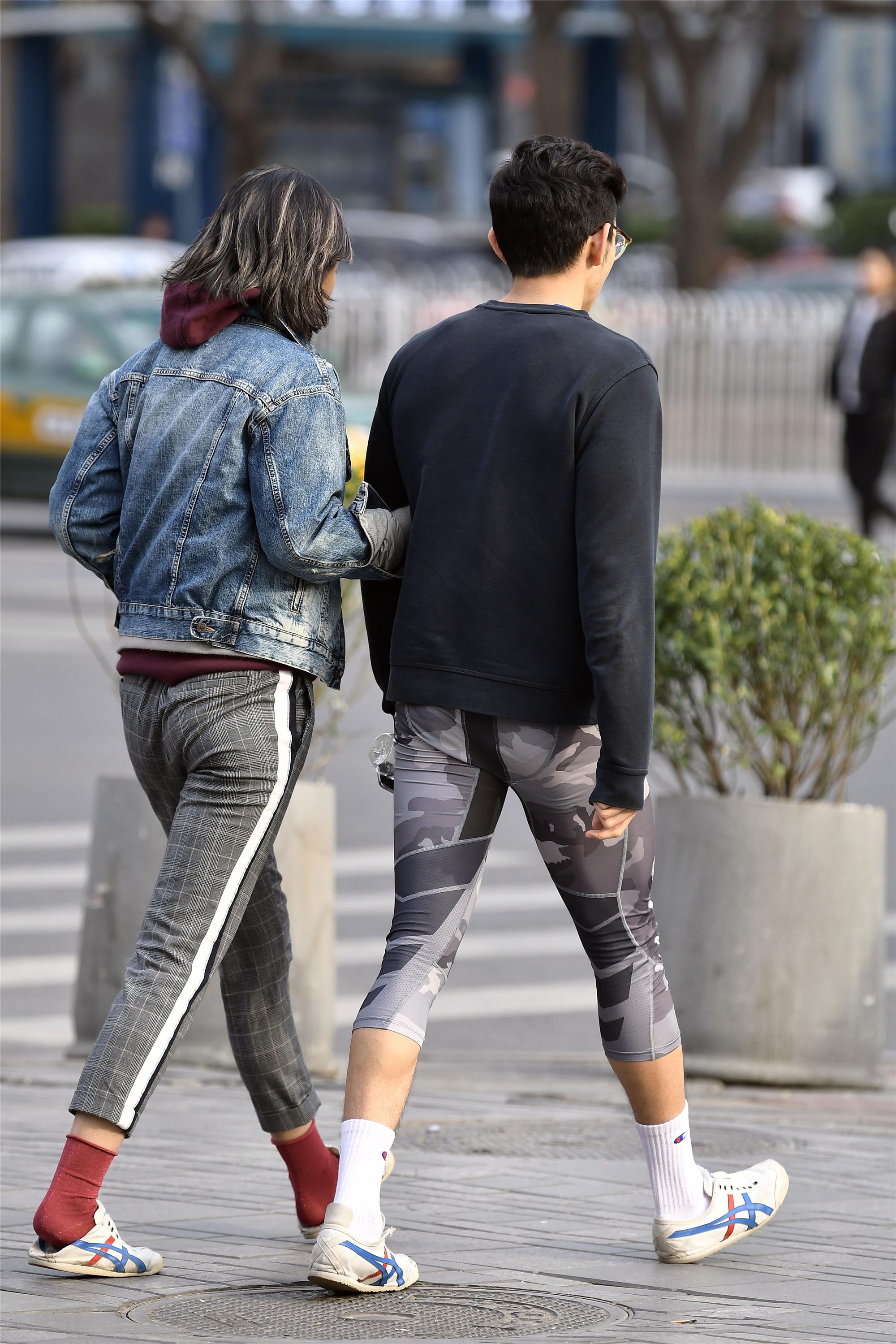 一位小伙子穿着瑜伽裤和自己的女友出行这样会不会有点尴尬
